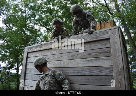 New York National Guard Soldaten, Studenten in der zukünftige Führer, vorzubereiten, zu unterstützen Team macht, und über die Mauer auf den Marktführer Reaktion Kurs, auf dem Camp Smith Training Website, Cortlandt Manor, N.Y., 15. Juli 2017. Soldaten demonstrieren, Führung und Teamwork, und stellen Sie sicher, dass alle ihrer Mannschaftskameraden in der Lage waren, das Hindernis zu vervollständigen. (U.S. Army National Guard Foto von Pfc. Andrew Valenza) Stockfoto