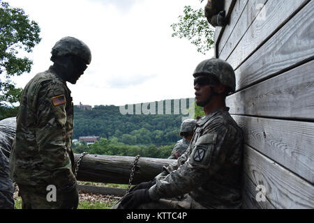 New York Army National Guard Soldat Sgt. Lamor Henry, zu 102 Militärpolizei Bataillon zugeordnet, wird von Cpl unterstützt. Shawn Forgit, 10 Mountain Division zugeordnet, beim Klettern über die Mauer auf dem Camp Smith Training Website, Cortlandt Manor, N.Y., 15. Juli 2017. Soldaten in der zukünftige Führer Kurs wurden Sie Hindernisse auf dem Führer Reaktion natürlich zu lernen, als Team zusammen zu arbeiten und eine schwierige Situation Control als Leader. (U.S. Army National Guard Foto von Pfc. Andrew Valenza) Stockfoto