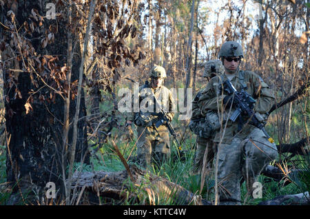 Soldaten aus 1 Platoon, Charlie Company, 1.BATAILLON 69 Infanterie, der New York Army National Guard eine Aufklärung und Überwachung Patrol als Mitglieder der Roten Kraft zur Unterstützung der Übung Talisman Sabre 2017 an der Shoalwater Bay, Queensland, Australien, am 17. Juli 2017 durchzuführen. (U.S. Army National Guard Foto von Sgt. Michael Tietjen) Stockfoto