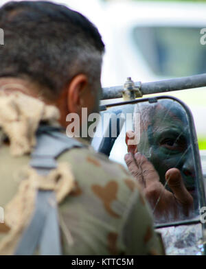 SHOALWATER BAY, Queensland, Australien - 1. Sgt. Celso Benites, der ältere Soldaten Mitglied der Bravo Company, 1st Battalion, 69th Infantry Regiment camouflage gilt für sein Gesicht während der Kombinierten Übung Talisman Sabre, Juli 18. Während der Übung mehr als 700 New York Army National Guard Soldaten reiste nach Australien in der intensiven drei-wöchigen Training Mission zu beteiligen. (U.S. Army National Guard Foto von Sgt. Alexander Rektor) Stockfoto