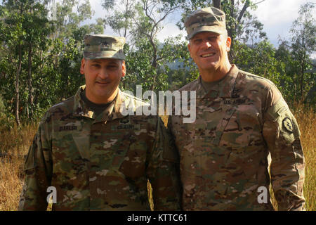 SHOALWATER BAY, Queensland, Australien - Brig. Gen. Joseph Biehler, der 42Nd Infantry Division stellvertretender Kommandeur der Operationen posiert für ein Foto mit Brig. Gen. Peter Andrysiak, 25 Infanterie Division stellvertretender Kommandant für Unterstützung im Camp Tiger Hill während der Kombinierten Übung Talisman Sabre, Juli 19. Für die Übung mehr als 700 Soldaten der 42th Division 27 Infantry Brigade Combat Team nach Australien gereist, wo sie eng mit 25 Division, australische Armee arbeitete, und Neuseeland service Mitglieder. (U.S. Army National Guard Foto von Sgt. Alexander Rektor) Stockfoto
