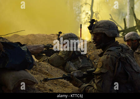 Soldaten aus Charlie Company, 1.BATAILLON 69 Infanterie Regiment, New York Army National Guard wie eine entgegengesetzte Kraft verteidigen thier Positionen während der letzten Schlacht der Übung Talisman Säbel an der Shoalwater Bay, Queensland, Australien am 19. Juli 2017. (U.S. Army National Guard Foto von Sgt. Michael Tietjen) Stockfoto