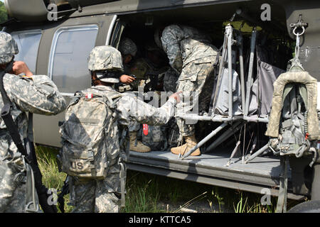 New York Army National Guard Soldaten, Studenten in der zukünftige Führer Kurs, Durchführung kalt Last Training mit einem UH-60 Black Hawk Hubschrauber auf dem Camp Smith Training Website, Courtlandt Manor, N.Y., 20. Juli 2017. Die Soldaten wurden durchgeführt, die von ihrer Ausbildung, nachdem Sie ein Feld. (U.S. Army National Guard Foto von Pfc. Andrew Valenza) Stockfoto