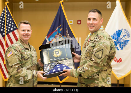 Us-Armee Sgt. Maj. Eric R. Hunt, die Aufbewahrung Sergeant Major für die Rekrutierung und Bindung von Bataillon, New York Army National Guard, erhält eine Auszeichnung während seiner Pensionierung Zeremonie an die Streitkräfte Mitte, New Windsor, NY, 28. Juli 2017. Sgt. Maj. Jagd im Ruhestand nach 23 Jahren Distinguished Service in sein Land. (Foto von der U.S. Army National Guard Staff Sgt. Michael Davis) Stockfoto