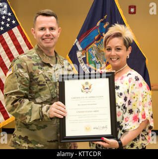 Us-Armee Sgt. Maj. Eric R. Hunt, die Aufbewahrung Sergeant Major für die Rekrutierung und Bindung von Bataillon, New York Army National Guard, erhält eine Auszeichnung während seiner Pensionierung Zeremonie an die Streitkräfte Mitte, New Windsor, NY, 28. Juli 2017. Sgt. Maj. Jagd im Ruhestand nach 23 Jahren Distinguished Service in sein Land. (Foto von der U.S. Army National Guard Staff Sgt. Michael Davis) Stockfoto