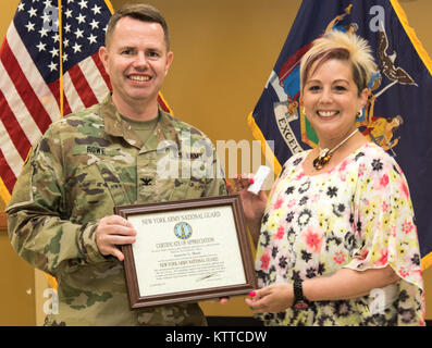 Us-Armee Sgt. Maj. Eric R. Hunt, die Aufbewahrung Sergeant Major für die Rekrutierung und Bindung von Bataillon, New York Army National Guard, erhält eine Auszeichnung während seiner Pensionierung Zeremonie an die Streitkräfte Mitte, New Windsor, NY, 28. Juli 2017. Sgt. Maj. Jagd im Ruhestand nach 23 Jahren Distinguished Service in sein Land. (Foto von der U.S. Army National Guard Staff Sgt. Michael Davis) Stockfoto