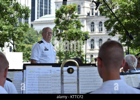 New York Army National Guard Soldat, Sgt. First Class Brian Swanhall, an der 42nd Infantry Division Band zugewiesen, führt die Band während einer Show im Ei, in Albany, N.Y., 31. Juli 2017. Die Band spielte ihr 6 Show, Teil der Tournee 2017. (U.S. Army National Guard Foto von Pfc. Andrew Valenza) Stockfoto