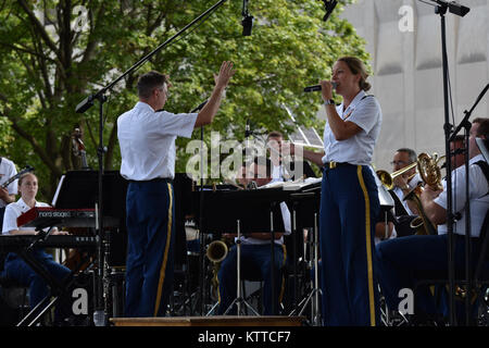 New York Army National Guard Soldat, Staff Sgt. Jennifer Lucas, einem Sänger und Musiker in der 42th Infantry Division Band, singt Ed Sheeran's "Denken aus lautem" an das Ei in Albany, N.Y., 31. Juli 2017. Lucas und die Band waren führen ihre 2017 Konzert Tour um den Zustand. (U.S. Army National Guard Foto von Pfc. Andrew Valenza) Stockfoto