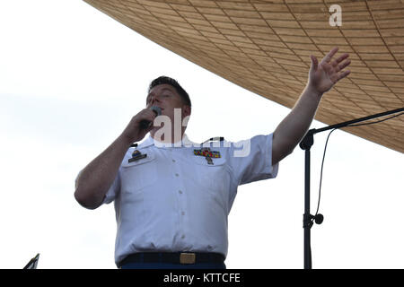 New York Army National Guard Soldat, Staff Sgt. KJ McAleesejergis, einem Sänger und Schlagzeuger mit der 42th Infantry Division Band singt Lynyrd Skynyrd's "Free Bird" an das Ei in Albany, N.Y., 31. Juli 2017. McAleesejergis war das Schließen der Rock Band Teil der Band Concert Tour 2017 Mit einem Formular das Publikum. (U.S. Army National Guard Foto von Pfc. Andrew Valenza) Stockfoto