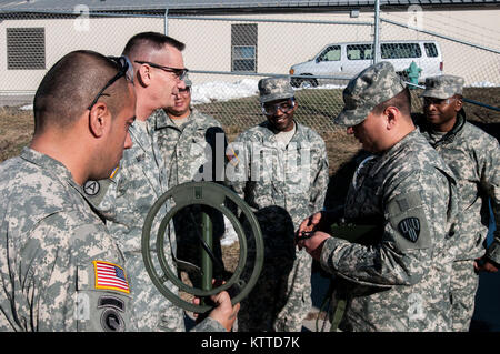 Major General Patrick A. Murphy, der Adjutant General von New York, spricht mit einer Gruppe seiner Soldaten aus der 145 Oberfläche Wartung Company, New York National Guard, während ihrer jährlichen Fortbildung auf nationaler Instandhaltung Training Center, Camp Ausweichen, Iowa. (Iowa Army National Guard Foto: Staff Sgt. Chad D. Nelson) Stockfoto