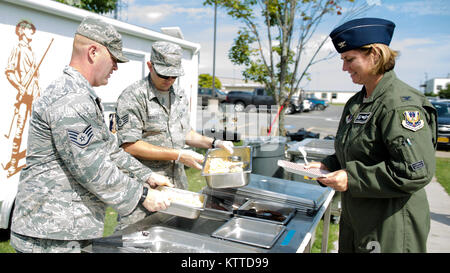 Die gastronomischen Einrichtungen Verwaltung Zentrum beteiligt sich an Readiness Training bei Verwendung einer Katastrophenhilfe Mobile Küche Trailer, August 14, 2017 Hancock Field Air National Guard Base in Syracuse, New York. Die geliehene Asset bereitgestellten Services Flight Training in Set-up ist die Zubereitung der Speisen und das Neupacken. Die Flieger waren in der Lage, effektive Nutzung der Geräte durch das Frühstück und Mittagessen an seine Mitglieder und Führung für die reale Welt Katastrophenvorsorge zu demonstrieren. (U.S. Air National Guard Foto von Master Sgt. Lillique Ford) Stockfoto
