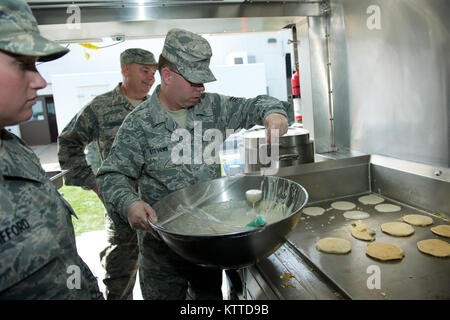 Die gastronomischen Einrichtungen Verwaltung Zentrum beteiligt sich an Readiness Training bei Verwendung einer Katastrophenhilfe Mobile Küche Trailer, August 14, 2017 Hancock Field Air National Guard Base in Syracuse, New York. Die geliehene Asset bereitgestellten Services Flight Training in Set-up ist die Zubereitung der Speisen und das Neupacken. Die Flieger waren in der Lage, effektive Nutzung der Geräte durch das Frühstück und Mittagessen an seine Mitglieder und Führung für die reale Welt Katastrophenvorsorge zu demonstrieren. (U.S. Air National Guard Foto von Master Sgt. Lillique Ford) Stockfoto