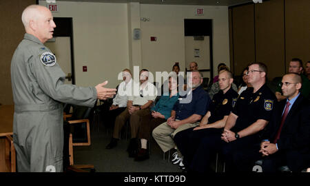 Die 174 Angriff Wing Gastgeber der jährlichen Arbeitgeber Unterstützung des Schutzes und der Reserve (ESGR), Boss Tag, August, 16, 2017, am Hancock Field Air National Guard Base in Syracuse, New York. Zivile Helfer aus der ganzen Syrakus Gemeinschaft waren zu diesem Ereignis eingeladen, die Zusammenarbeit zu fördern und das Verständnis zwischen finden Mitglieder und ihrer zivilen Arbeitgeber. Teilnehmer bereisten die 274 Air Support Operations Squadron, Force Training Loslösung, die Mobile Emergency Operations Center und der Civil Air Patrol-Programm für die Förderung der Beziehungen der Gemeinschaft zu den 174 Angriff Flügel. (U.S. Air Nat Stockfoto