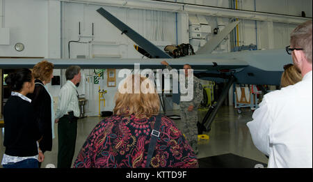 Die 174 Angriff Wing Gastgeber der jährlichen Arbeitgeber Unterstützung des Schutzes und der Reserve (ESGR), Boss Tag, August, 16, 2017, am Hancock Field Air National Guard Base in Syracuse, New York. Zivile Helfer aus der ganzen Syrakus Gemeinschaft waren zu diesem Ereignis eingeladen, die Zusammenarbeit zu fördern und das Verständnis zwischen finden Mitglieder und ihrer zivilen Arbeitgeber. Teilnehmer bereisten die 274 Air Support Operations Squadron, Force Training Loslösung, die Mobile Emergency Operations Center und der Civil Air Patrol-Programm für die Förderung der Beziehungen der Gemeinschaft zu den 174 Angriff Flügel. (U.S. Air Nat Stockfoto