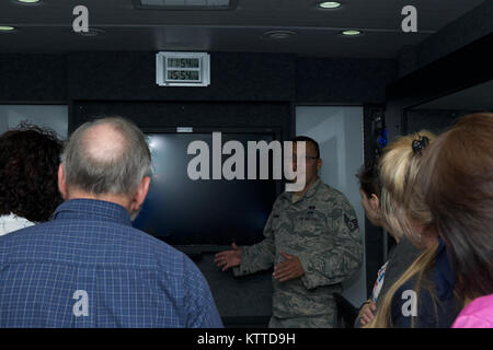 Die 174 Angriff Wing Gastgeber der jährlichen Arbeitgeber Unterstützung des Schutzes und der Reserve (ESGR), Boss Tag, August, 16, 2017, am Hancock Field Air National Guard Base in Syracuse, New York. Zivile Helfer aus der ganzen Syrakus Gemeinschaft waren zu diesem Ereignis eingeladen, die Zusammenarbeit zu fördern und das Verständnis zwischen finden Mitglieder und ihrer zivilen Arbeitgeber. Teilnehmer bereisten die 274 Air Support Operations Squadron, Force Training Loslösung, die Mobile Emergency Operations Center und der Civil Air Patrol-Programm für die Förderung der Beziehungen der Gemeinschaft zu den 174 Angriff Flügel. (U.S. Air Nat Stockfoto