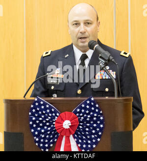 Us-Armee Brig. Gen. Michel A. Natali, Commander, 53 Truppe den Befehl, der New York Army National Guard, sprach bei der Abschlussfeier für die Officer Candidate School Klasse von 62 (OCS) im Camp Smith Training Website, Cortlandt Manor, N.Y., 19. August 2017. OCS ist ein intensives Training für Führungskräfte entworfen, um die körperliche und geistige Beweglichkeit der Soldaten zu testen und in wirksame Führung verwandeln. Stockfoto