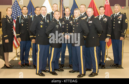 New York Army National Gaurd Kader an die 106 Regional Training Institut posieren für ein Foto nach der Abschlussfeier der Officer Candidate School Klasse 62 am Lager Smith Training Website, Cortlandt Manor, N.Y., 19. August 2017. (U.S. Army National Guard Foto vom Kapitän Phyonne Reynoldsfolkes) Stockfoto