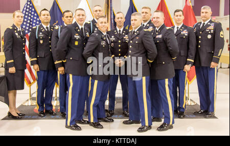 New York Army National Guard Kader an die 106 Regional Training Institut posieren für ein Foto nach der Abschlussfeier der Officer Candidate School Klasse 62 am Lager Smith Training Website, Cortlandt Manor, N.Y., 19. August 2017. (U.S. Army National Guard Foto: Staff Sgt. Michael Davis) Stockfoto