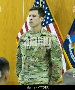 U.S. Army Staff Sgt. Michael Kostelnik, sehr ehrt Absolventen der Abschlussklasse17-001 der Infanterist Advanced Leadership, New York Army National Guard, führt die Klasse in das Rezitieren des Credo der Unteroffiziere während einer Zeremonie am 1. Battalion, 106th Regiment, regionale Training Institute, Camp Smith Training Website August 25, 2017. (Foto von der U.S. Army National Guard Staff Sgt. Michael Davis) Stockfoto