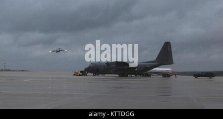 Die C-17 Globemaster III kommt für eine Landung an der Armee Fort Hood, Texas, 26. August 2017. Die C-17, die von Mitgliedern der New York Air National Guard 105 Air Wing vorgesteuert, spielte eine wichtige Rolle für den Transport der Systeme vom 106 Rettung Flügel in Westhampton Beach, NY zu Texas in der Entlastung von Hurrikan Harvey. (U.S. Air National Guard Foto von Airman 1st Class Daniel H. Farrell) Stockfoto