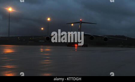 Eine C-17 Globemaster III Taxis auf dem Rollfeld des Armee Fort Hood, Texas, 26. August 2017. Die C-17, die von Mitgliedern der New York Air National Guard 105 Air Wing vorgesteuert, spielte eine wichtige Rolle für den Transport der Systeme vom 106 Rettung Flügel in Westhampton Beach, NY zu Texas in der Entlastung von Hurrikan Harvey. (U.S. Air National Guard Foto von Airman 1st Class Daniel H. Farrell) Stockfoto