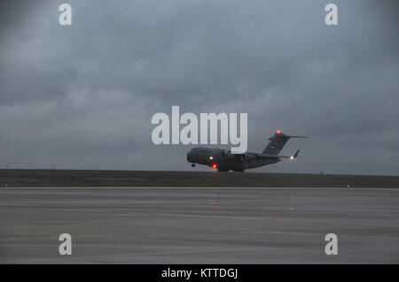 Die C-17 Globemaster III, die von den Mitgliedern der New Yorker Nationalgarde 105 Air Wing berührt pilotiert unten an der Armee Fort Hood, Texas, 26. August 2017. (U.S. Air National Guard Foto von Airman 1st Class Daniel H. Farrell) Stockfoto