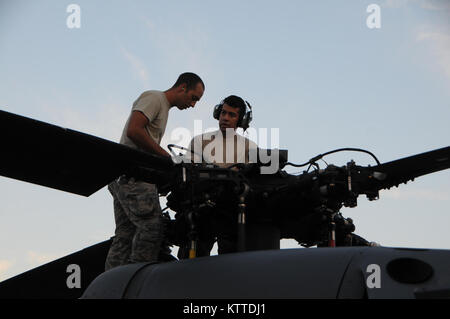 Air Force Tech. Sgt. Michael Austin und Air Force Airman 1st Class Giovanni Risco, beide Mannschaft Leiter mit der 106 Rettung Flügel zu den New York National Guard, Arbeiten am Läufer ein HH-60 Pavehawk Hubschrauber in Fort Hood, Texas, 28. August 2017 zugewiesen. Die Pavehawk hatte von den Auftrag ihres Tag über Houston, der half, 255 Menschen und 2 Hunde speichern gelandet. (U.S. Nationalgarde Foto von Airman 1st Class Daniel H. Farrell) Stockfoto