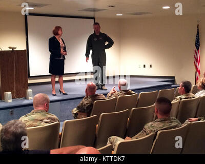 New York Air National Guard Generalmajor Anthony Deutsch, Adjutant General von New York, gibt ein Geschenk der Anerkennung zu Gayle LaSalle an Gleichstellung Veranstaltung der Frauen bei Joint Force Headquarters, Latham, N.Y., am 29. August 2017. LaSalle ist ein professioneller Sprecher, Autor und persönliche Führung Übungsleiter. (U.S. Army National Guard Foto von Cpt. Jean Marie Kratzer) Stockfoto