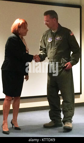 New York Air National Guard Generalmajor Anthony Deutsch, Adjutant General von New York, gibt ein Geschenk der Anerkennung zu Gayle LaSalle an Gleichstellung Veranstaltung der Frauen bei Joint Force Headquarters, Latham, N.Y., am 29. August 2017. LaSalle ist ein professioneller Sprecher, Autor und persönliche Führung Übungsleiter. (U.S. Army National Guard Foto von Cpt. Jean Marie Kratzer) Stockfoto