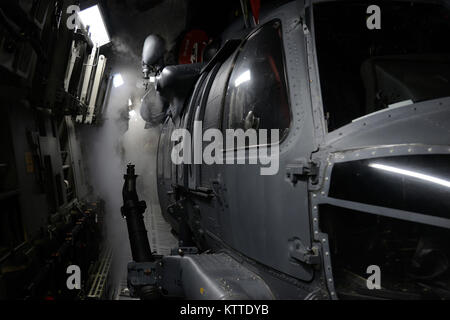 Kühle Luft von innen eine C-17 Globemaster III, zu der 105 Luftbrücke Flügel zugeordnet, der sich zu Nebel um ein HH-60 Pave Hawk Hubschrauber wie es die warme feuchte Außenluft an Muniz Air National Guard Base, San Juan, Puerto Rico Sept. 7, 2017 erfüllt. Die 106 transportiert Flieger und ihre Ausrüstung in die Karibik, so dass Sie Ihr Leben führen können - Einsparung Rescue Mission. (U.S. Air Force Foto: Staff Sgt. Julio A. Olivencia jr.) Stockfoto