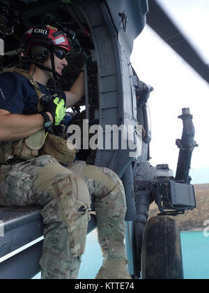 ​The New York Air National Guard 106 Rettung Flügel, die Inszenierung von San Juan, Puerto Rico mit der 156 Air Lift Flügel die Rettung unterstützen, die in Not sind in der Nähe. Die 106 zwei HC-130 König Flugzeug gebracht, drei HH-60 Pave Hawk Hubschrauber, drei Sternzeichen Boote und 124 Flieger, die erforderlich sind, um die Mission zu erfüllen. San Juan, Puerto Rico, 106 RQW (U.S. Air Force Foto von Kapitän Michael O'Hagan) Stockfoto