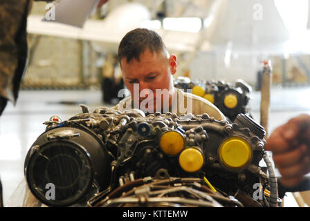 New York Army National Guard Soldat, SPC. Damon Finch, CO, 3.BATAILLON, 142 Luftfahrt zugeordnet ist, führt die Wartung eines UH-60 Black Hawk Hubschrauber in Latham, NEW YORK, Sept. 10, 2017. Finch würde fliegen in Florida am 11. September Opfer des Hurrikans Irma zu erleichtern. (U.S. Army National Guard Foto von Pfc. Andrew Valenza) Stockfoto