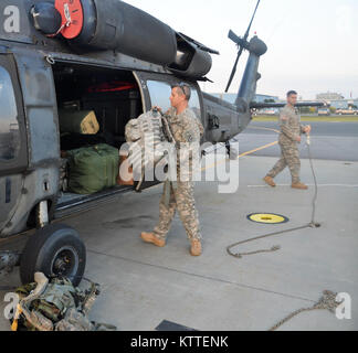 Ronkonkoma, New York - Besatzungen von Unternehmen B der New York Army National Guard, 3.BATAILLON, 142 Aviation Regiment für Starts und der Bereitstellung von Long Island MacArthur Airport, Islip, New York nach Florida zur Unterstützung der Guard Reaktion auf den Hurrikan Irma September 11, 2017 vorbereiten. 10 UH-60 Blackhawk Hubschrauber und 55 Aircrew Mitglieder und Betreuer von drei Flug Einrichtungen durch den Staat bereitgestellt die Florida Army National Guard zu unterstützen. Us National Guard Foto vom Kapitän Mark Getman, New York Schutz. Stockfoto