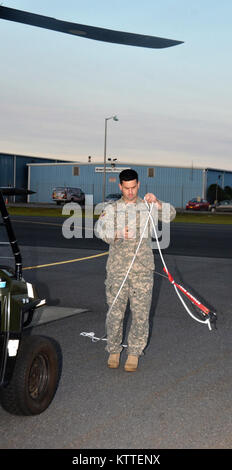 Ronkonkoma, New York - Besatzungen von Unternehmen B der New York Army National Guard, 3.BATAILLON, 142 Aviation Regiment für Starts und der Bereitstellung von Long Island MacArthur Airport, Islip, New York nach Florida zur Unterstützung der Guard Reaktion auf den Hurrikan Irma September 11, 2017 vorbereiten. 10 UH-60 Blackhawk Hubschrauber und 55 Aircrew Mitglieder und Betreuer von drei Flug Einrichtungen durch den Staat bereitgestellt die Florida Army National Guard zu unterstützen. Us National Guard Foto vom Kapitän Mark Getman, New York Schutz. Stockfoto