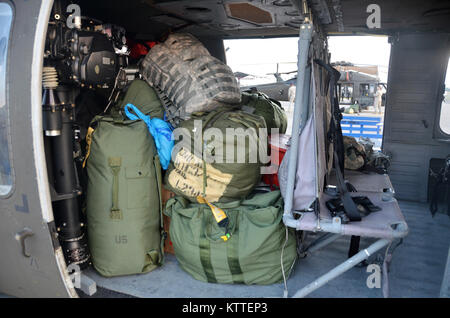 Ronkonkoma, New York - Besatzungen von Unternehmen B der New York Army National Guard, 3.BATAILLON, 142 Aviation Regiment für Starts und der Bereitstellung von Long Island MacArthur Airport, Islip, New York nach Florida zur Unterstützung der Guard Reaktion auf den Hurrikan Irma September 11, 2017 vorbereiten. 10 UH-60 Blackhawk Hubschrauber und 55 Aircrew Mitglieder und Betreuer von drei Flug Einrichtungen durch den Staat bereitgestellt die Florida Army National Guard zu unterstützen. Us National Guard Foto vom Kapitän Mark Getman, New York Schutz. Stockfoto