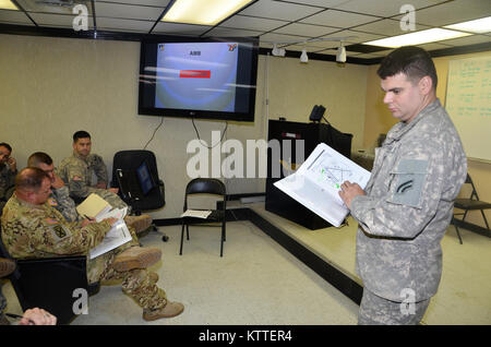 Ronkonkoma, New York - Besatzungen von Unternehmen B der New York Army National Guard, 3.BATAILLON, 142 Aviation Regiment für Starts und der Bereitstellung von Long Island MacArthur Airport, Islip, New York nach Florida zur Unterstützung der Guard Reaktion auf den Hurrikan Irma September 11, 2017 vorbereiten. 10 UH-60 Blackhawk Hubschrauber und 55 Aircrew Mitglieder und Betreuer von drei Flug Einrichtungen durch den Staat bereitgestellt die Florida Army National Guard zu unterstützen. Us National Guard Foto vom Kapitän Mark Getman, New York Schutz. Stockfoto