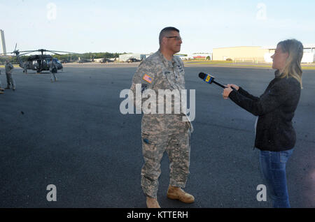 Ronkonkoma, New York - Besatzungen von Unternehmen B der New York Army National Guard, 3.BATAILLON, 142 Aviation Regiment für Starts und der Bereitstellung von Long Island MacArthur Airport, Islip, New York nach Florida zur Unterstützung der Guard Reaktion auf den Hurrikan Irma September 11, 2017 vorbereiten. 10 UH-60 Blackhawk Hubschrauber und 55 Aircrew Mitglieder und Betreuer von drei Flug Einrichtungen durch den Staat bereitgestellt die Florida Army National Guard zu unterstützen. Us National Guard Foto vom Kapitän Mark Getman, New York Schutz. Stockfoto