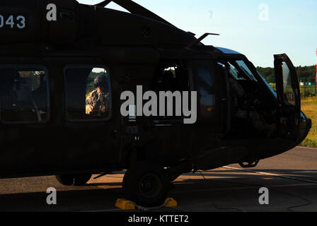 Besatzungen der New York Army National Guard Firma A, 3 Bataillon, 142 Aviation Regiment Vorbereitung für den Start und die Bereitstellung von Albany International Airport in Latham, New York nach Florida zur Unterstützung der Guard Reaktion auf den Hurrikan Irma September 11, 2017. 10 UH-60 Blackhawk Hubschrauber und 55 aircrewmembers und Betreuer von drei Flug Einrichtungen durch den Staat bereitgestellt die Florida Army National Guard zu unterstützen. Us National Guard Fotos von Oberst Richard Goldenberg. Stockfoto