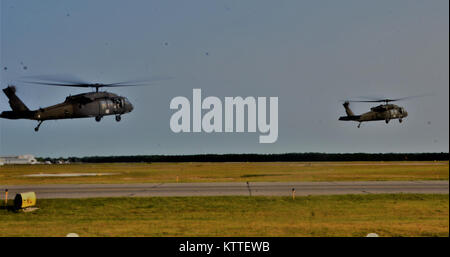 Ronkonkoma, New York - Besatzungen von Unternehmen B der New York Army National Guard, 3.BATAILLON, 142 Aviation Regiment für Starts und der Bereitstellung von Long Island MacArthur Airport, Islip, New York nach Florida zur Unterstützung der Guard Reaktion auf den Hurrikan Irma September 11, 2017 vorbereiten. 10 UH-60 Blackhawk Hubschrauber und 55 Aircrew Mitglieder und Betreuer von drei Flug Einrichtungen durch den Staat bereitgestellt die Florida Army National Guard zu unterstützen. Us National Guard Foto vom Kapitän Mark Getman, New York Schutz. Stockfoto