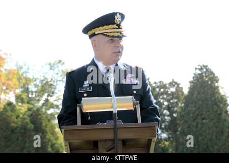 Major General Raymond Schilde, Kommandant der New York Army National Guard, spricht über Chester A. Arthur Präsident von 1881 bis 1885 während einer Zeremonie in Albany ländlichen Friedhof in Menands, N.Y. am Okt. 5, 2017 Bevor Sie einen Kranz auf sein Grab. Die Vereinigten Staaten militärische Ehren verstorbenen Präsidenten mit einem Kranz aus dem amtierenden Präsidenten an ihrer Grabstätte zum Jahrestag der Geburt des letzten Präsidenten. (New York State Division von Militär und Marine Angelegenheiten Foto von Wilhelm Albrecht) Stockfoto