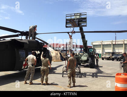 Soldaten des 3. Die Neue yorik Army National Guard Battalion 142 Luftfahrt Wartung der Ein UH-60 Blackhawk Hubschrauber, um die Reaktionszeit zu Operationen in Puerto Rico zugeordnet. Das Bataillon hat vier UH-60 Blackhawk Hubschrauber eingesetzt und 60 Soldaten in Verwertungsverfahren in der Hurrikan Maria zu unterstützen. Stockfoto