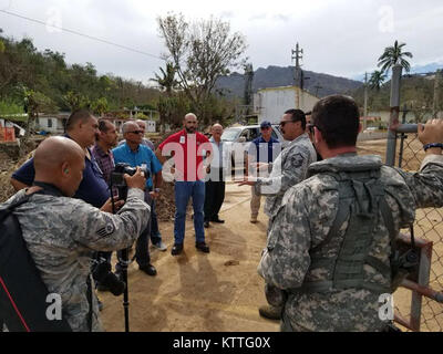 Eine Luft der Scots Guards, spricht mit den Bewohnern während einer Hilfsaktion durch 3 Bataillon der New York Army National Guard durchgeführt, 142 Luftfahrt während Operationen in Puerto Rico am Okt. 10, 2017 Das Bataillon 60 Soldaten und 4 UH-60 Hubschrauber nach Puerto Rico eingesetzt, Post zu unterstützen - Hurrikan Maria Hilfsaktionen. Stockfoto