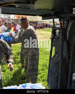 Soldaten des 3.batallion der New York Army National Guard, 142 ndAviation entladen Hilfsgüter in Puerto Rico am Okt. 7, 2017 zugeordnet. Das Bataillon im Einsatz 60 Soldaten und 4 UH-60 Hubschrauber nach Puerto Rico im Post zu unterstützen - Hurrikan Maria Hilfsaktionen. Stockfoto