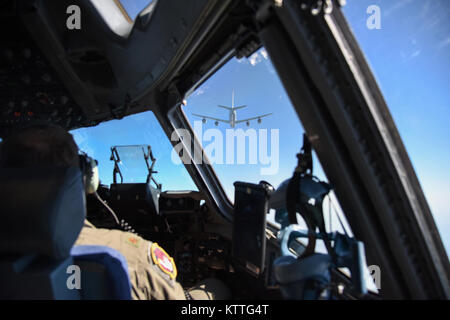 Einer KC-135 Stratotanker von der 171St Air Refuelling Flügel bereitet eine C-17 Globemaster aus der 105 Luftbrücke Flügel während des Fluges für die ehegatten von 105 Airlift Wing Mitglieder am Stewart Air National Guard Base am 14. Oktober 2017 zu tanken. (U.S. Nationalgarde Foto von Master Sgt. Lee C. Guagenti) Stockfoto