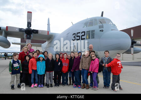 Der 105 Airlift Wing Hunderte von Schule Kinder und Veteranen während der letzten Tour der Saison Okt. 10, 2017 Stewart Air National Guard Base. Flieger von der 105 Base Defense Squadron, SANGB Feuerwehr, 105. und 105. Gruppe Betrieb gab den Besuchern einen Einblick in das, was Sie täglich tun. (U.S. Air Force Foto: Staff Sgt. Julio A. Olivencia jr.) Stockfoto