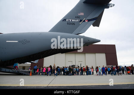 Der 105 Airlift Wing Hunderte von Schule Kinder und Veteranen während der letzten Tour der Saison Okt. 10, 2017 Stewart Air National Guard Base. Flieger von der 105 Base Defense Squadron, SANGB Feuerwehr, 105. und 105. Gruppe Betrieb gab den Besuchern einen Einblick in das, was Sie täglich tun. (U.S. Air Force Foto: Staff Sgt. Julio A. Olivencia jr.) Stockfoto