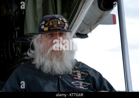 Der 105 Airlift Wing Hunderte von Schule Kinder und Veteranen während der letzten Tour der Saison Okt. 10, 2017 Stewart Air National Guard Base. Flieger von der 105 Base Defense Squadron, SANGB Feuerwehr, 105. und 105. Gruppe Betrieb gab den Besuchern einen Einblick in das, was Sie täglich tun. (U.S. Air Force Foto: Staff Sgt. Julio A. Olivencia jr.) Stockfoto