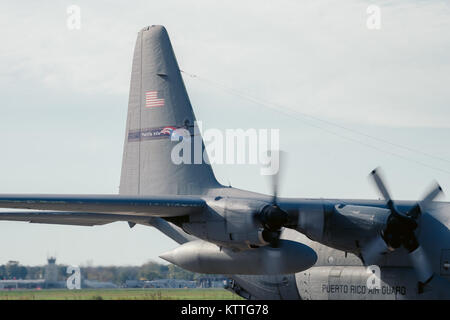 Ein WC-130 aus der 156 Airlift Wing, Muñiz Air National Guard Base, Puerto Rico, kommt hier im Niagara Falls Luft finden Station Fracht laden in Puerto Rico, NFARS, N.Y., Okt. 19, 2015 zu liefern. Die Ladung wird mit 125 Mitglieder der 152 Engineer Support Company, New York Army National Guard, der auf solche Dinge wie Schmutz entfernen und Wiederherstellen der Kommunikation Beihilfen im Los Hurrikan Hilfe zu bringen. (Air National Guard Foto: Staff Sgt. Ryan Campbell) Stockfoto