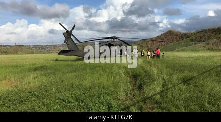 Ein UH-60 zum 3. Bataillon zugeordnet, 142 Luftfahrt auf dem Boden während einer Entlastung Lieferung Lieferung Mission in Puerto Rico am Okt. 18, 2017. Das dritte Bataillon 142 Aviation hat 60 Army National Guard Soldaten und vier UH-60 Blackhawk Hubschrauber nach Puerto Rico eingesetzt, um bei der Wiederherstellung der Insel von Hurrikan Maria zu unterstützen. Stockfoto