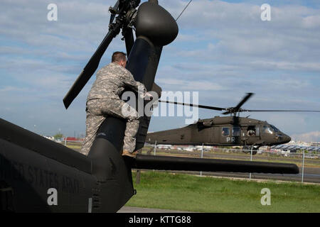 Ein UH-60 der Puerto Rican Army National Guard in die Luft auf einer Mission, als New York Army National Guard Soldaten auf ein UH-60 am Okt. 17, 2017 funktioniert. Das dritte Bataillon 142 Aviation hat 60 Army National Guard Soldaten bereitgestellt und vier UH-60 Blackhawk Hubschrauber nach Puerto Rico in der Wiederaufnahme der Insel von Hurrikan Maria zu unterstützen. Stockfoto